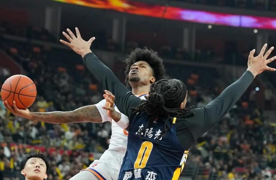 开云入口-呼吸都是错！广东狂输上海尴尬画面曝光 焦泊乔没上场就被杜锋喷